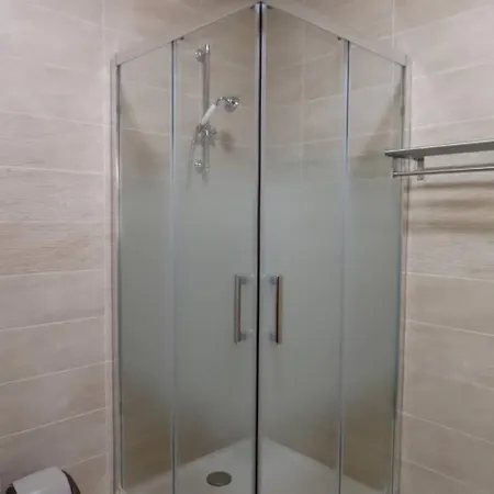 Avec Grand Lit Et Salle De Bain Privative Pour 2 Personnes Bondy