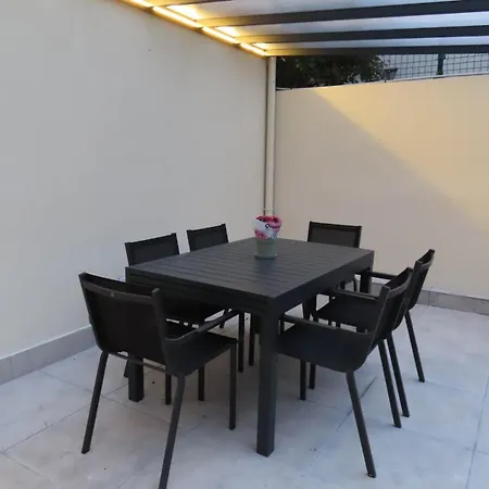 Avec Grand Lit Et Salle De Bain Privative Pour 2 Personnes *